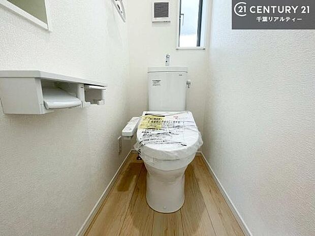 1・2階にトイレがございます!朝の忙しい時間帯も待たずにすみそうですね。白を基調とした清潔感のあるトイレでお手入れがしやすいです!