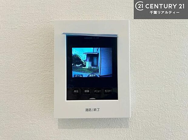 TVモニター付インターフォンを完備。来訪者の顔を確認してから対応できるため、防犯面にも配慮された安心の設備です。