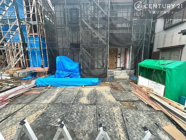 カースペースは並列で2台駐車可能なゆとりある設計。お車同士の入れ替えが不要なため、毎日の通勤やお出かけもスムーズに行えます。