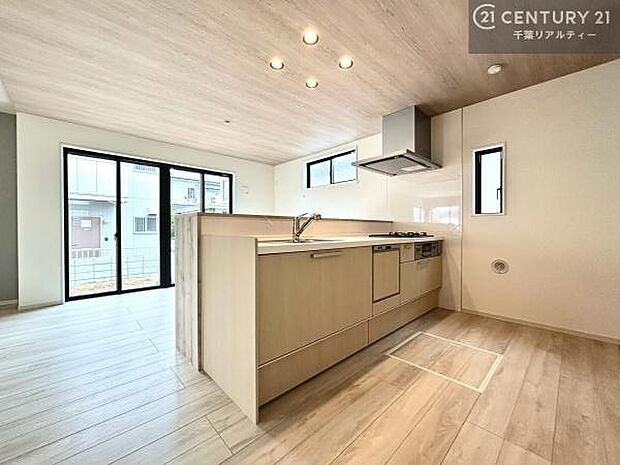 大人気の対面式システムキッチンを採用しています！ご家族のコミュニケーションが自然と増える設計です。お子様にも目が届くので嬉しいですね！広々使えて快適で作業が進みます。
