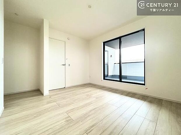 バルコニーに面している洋室です。明るく温もりがあり、換気もしっかりできます！朝起きて、外に出て背伸びをしつつ深呼吸をし良い朝を迎え入れることができます。
