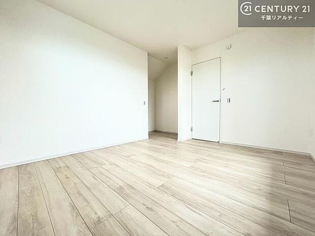 優しい光が差し込む洋室は、朝の目覚めも気持ちが良さそうですね。おうち時間もゆったりと過ごすことができます。優しい色合いのフローリングがどんな家具にもマッチします！