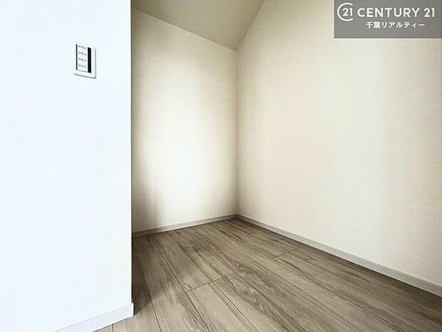 ウォークインクローゼット付きです。たくさんのお洋服などを収納しておけそうですね！他にも扇風機や加湿器など季節物の大きな家電も収納できます！