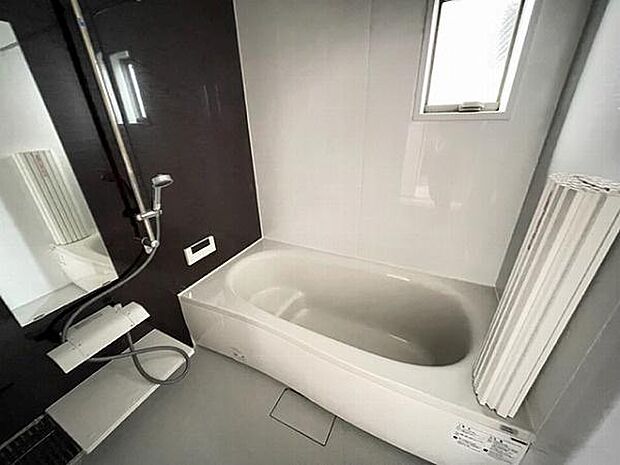 約1坪サイズのゆったりとしたバスルームは便利な浴室乾燥機能付♪温かみのあるブラウンで更に落ち着きのあるバスルームを演出しています☆