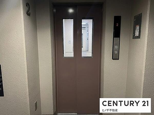 エレベーターは各所に設置されており、朝の通勤時間帯もスムーズに移動可能。快適な暮らしを支える設備です。