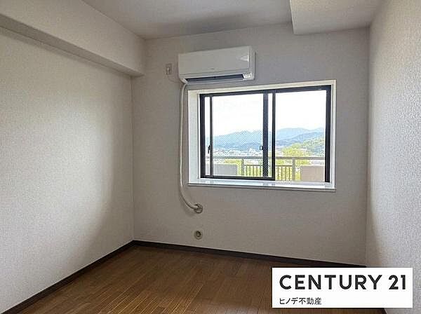 【AI家具消し加工済み】洋室約5.7帖　荷物がない状態のため、部屋の形状や窓の位置をダイレクトに確認できる洋室です。寝室や子供部屋、趣味のスペースなど、用途に合わせて自由に活用いただけます。