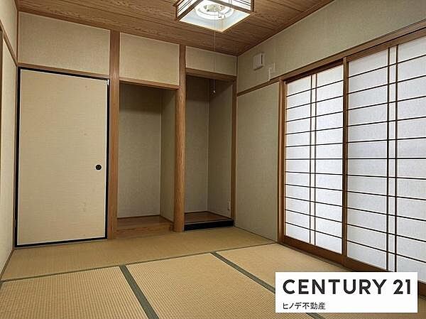 【AI家具・小物消し加工済み】畳の香りに癒やされる和の空間。6畳以上の広さがあり、布団を敷いても余裕のある設計です。和室ならではの開放感を味わえます。