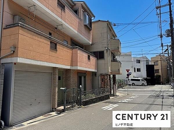 【すっきりとした幅員約6.0ｍ道路】前面道路は車同士のすれ違いにもゆとりがある広さです。見通しが良く、お車の出し入れや駐車もスムーズに行えるため、運転が苦手な方も安心の接道環境です。