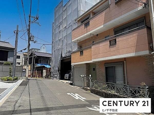 【通行量の落ち着いた街並み】周辺は通り抜けの車が少なく、小さなお子様がいるご家庭も安心です。道路幅が広いため圧迫感がなく、住宅街ならではの開放感と心地よい風通りを現地でお確かめください。