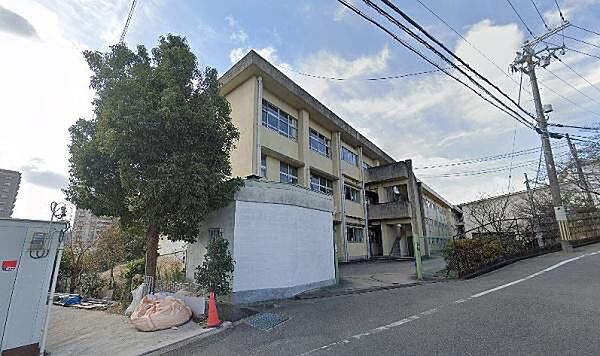 和泉市立石尾中学校まで1739m