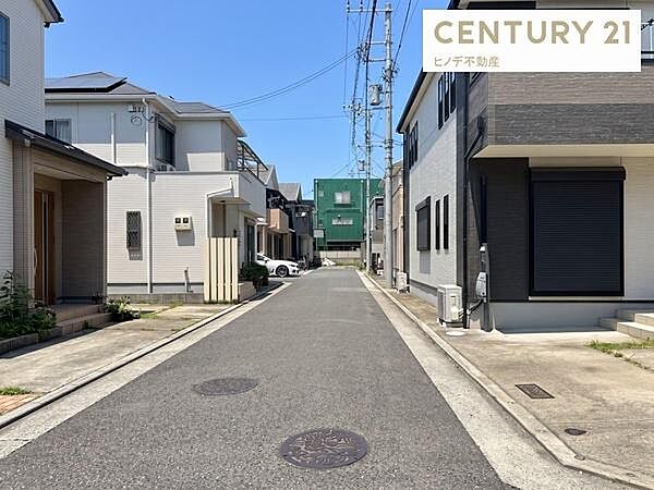 道路との高低差が少なく、お車の出し入れもスムーズ。整った街並みとともに、快適なカーライフを支える住環境です。