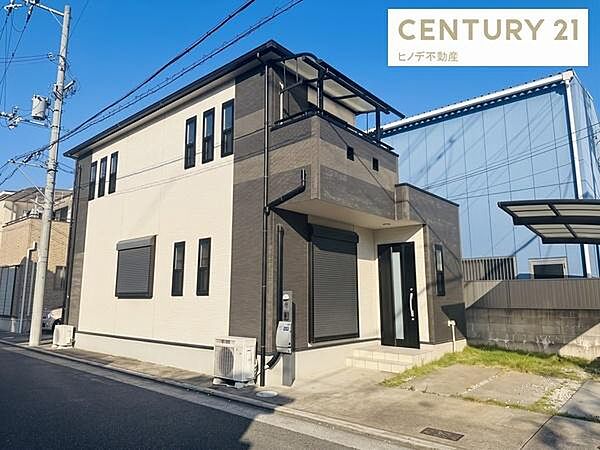 ブラックとホワイトを基調とした落ち着きのある外観デザイン。街並みに自然と調和し、飽きのこない上質な佇まいが魅力の一邸です。
