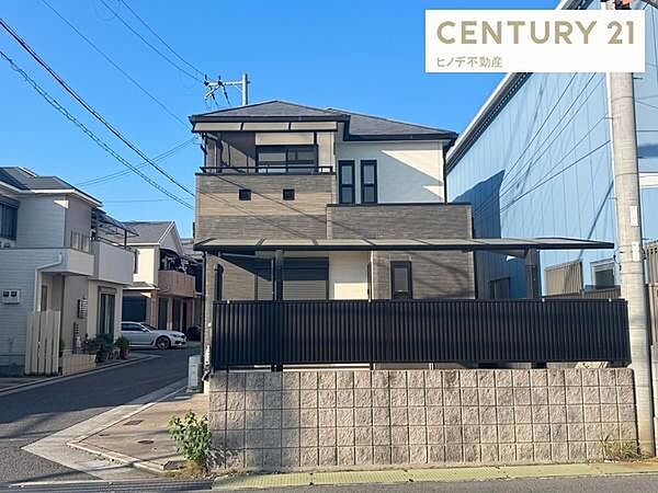 南西角地ならではの開放感が魅力。隣接建物との圧迫感も少なく、明るく心地よい住環境で毎日を快適にお過ごしいただけます。