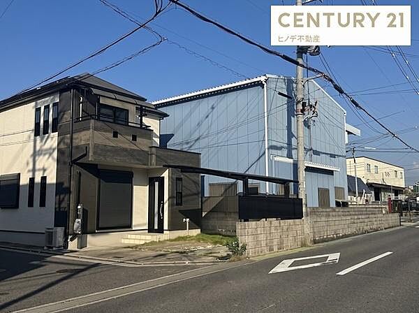 整然とした街並みが広がる分譲地。前面道路もすっきりとしており、落ち着いた住環境の中でゆとりある暮らしを実現できます。