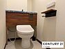 トイレ：【AIによる家具消し】清潔な印象のトイレにリフォーム済みです。落ち着いた空間で安らぎのひとときをお過ごしいただけます。