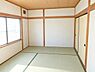和室：AIで家具消し。ライフスタイルに合わせて多目的に使える空間です。客間として、あるいは家事室や収納スペースとして。この「もうひと部屋」があるゆとりが、日々の暮らしに豊かさと柔軟な変化をもたらします。