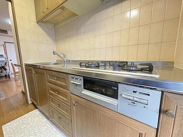 約45.72平方メートルある4面バルコニーで開放感がありますね♪■角部屋住戸♪隣接住戸が少なく、採光・風通ともに良好な開放感のある角部屋住戸なので快適にお過ごしいただけます♪