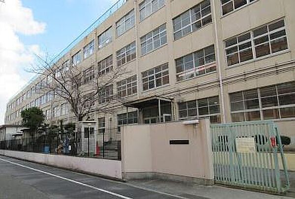 東大阪市立西堤小学校まで297m