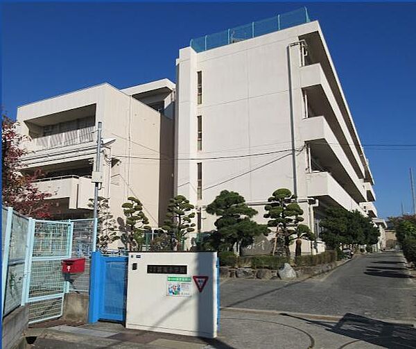 大東市立諸福小学校まで591m