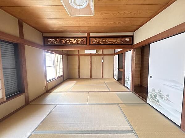 ◇9DK♪ファミリーの方でも、窮屈感なく生活いただけます♪◇和室あり♪落ち着いた雰囲気の和室を備え、お子様の遊び場や客間としても活躍します♪