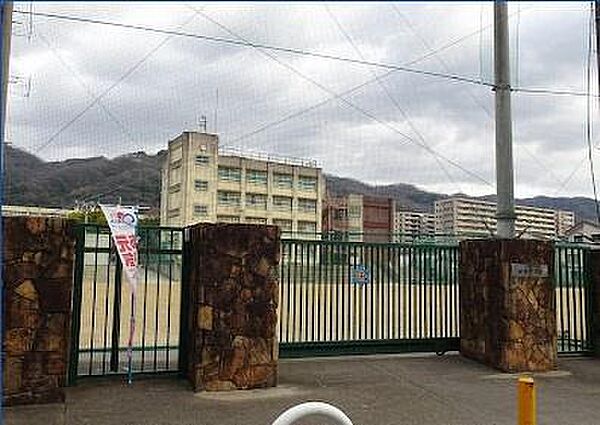 東大阪市立枚岡中学校まで749m