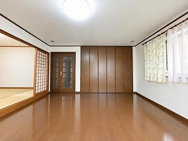 ■3階の約11帖の洋室は間仕切り壁を付けると、それぞれ独立したお部屋としても利用可能です♪壁を分けることで、2部屋に分けること可能なので、ライフスタイルの変化にも対応可能です♪