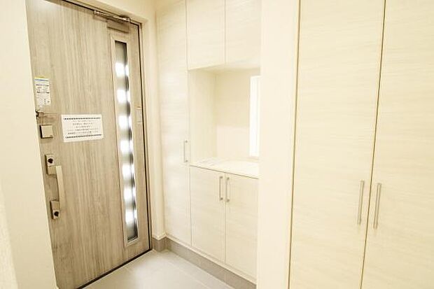 散らかりがちな玄関もスッキリの玄関収納付♪飾り棚としても演出できる靴箱で、お客様を心地よくお迎えできそうですね♪