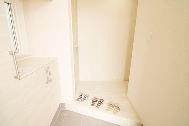 清潔感のある空間を保てるよう、収納スペースを広く設けております。たくさんある靴もすべて収納でき、玄関がスッキリです♪