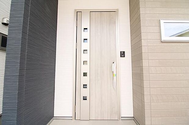 玄関ドアから陽の光が入る明るいエントランス♪