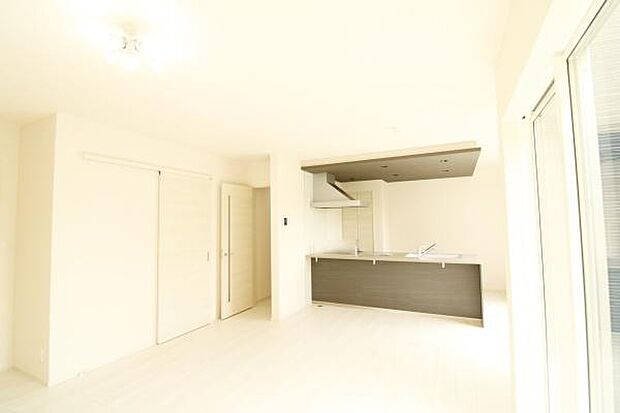 木目のきれいなフローリングが魅力です。一日の疲れを癒し、安らぎのひとときを過ごせる、そんな空間です♪