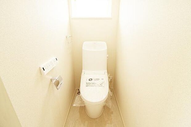 各階にあるので混み合ったときも安心!窓もあり明るく、換気もバッチリです♪