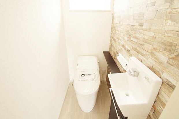 温水洗浄便座付きのトイレで、一年を通して快適にご利用できます。