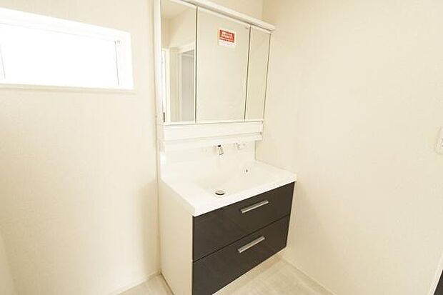 暮らしを快適に変えるシャワー付洗面化粧台♪ゆとりの洗面スペースで朝の身支度もスムーズに☆ゆとりあるスペースも嬉しいポイント!