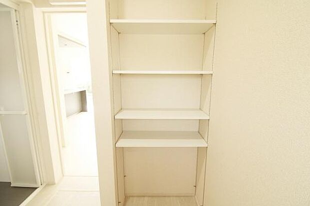 収納棚付き♪タオルや衣類だけでなく、お掃除グッズの収納にも重宝します!