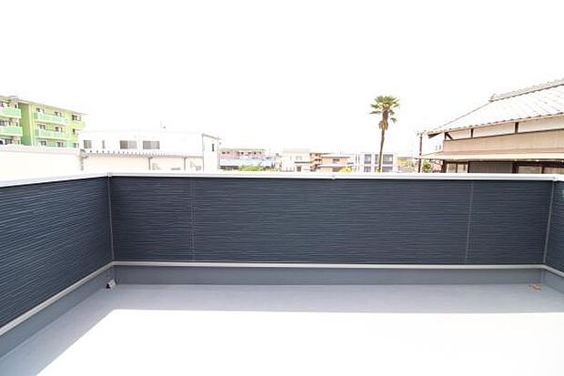 陽当たりが良いバルコニー。洗濯物が良く乾きそうですね!