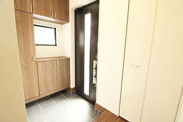 広々とした玄関(^_^)シューズボックス付きですが、ご自身のレイアウトでお好きにアレンジできる広さとスペースがあります！