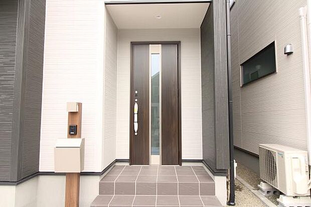 玄関ドアのスリッドラインから陽の光が入る明るいエントランス♪