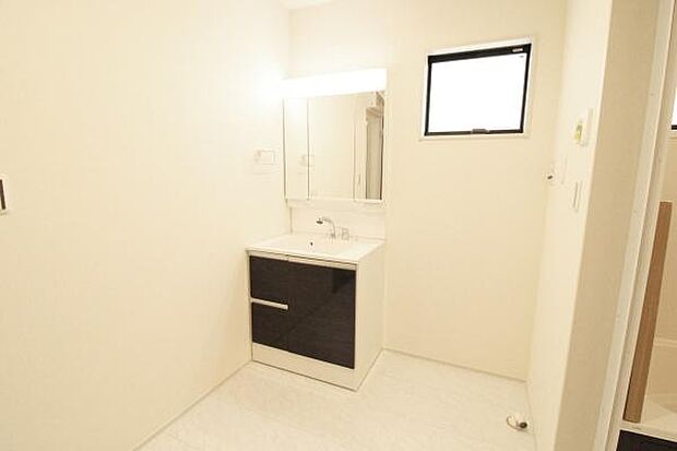 三面鏡の洗面台は鏡の裏が収納ポケットになっているので、ヘアケア用品や歯ブラシなどでごちゃつきがちな洗面台周りがスッキリ片付きます。