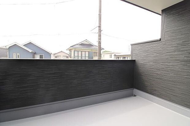 陽当たりが良いバルコニー。洗濯物が良く乾きそうですね！