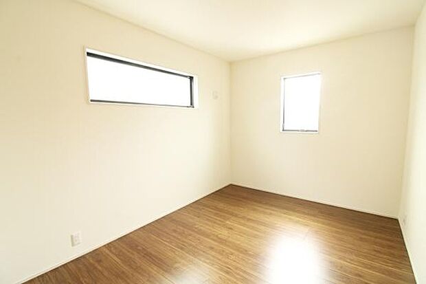 窓が多く日当たりを十分に確保☆フローリングなのでお掃除も簡単です♪