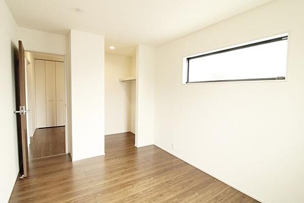 大型収納付きの洋室☆内装の雰囲気が少し変わるので、家具のレイアウトも楽しめます♪