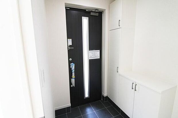 玄関を入ってすぐに収納があります♪シンプルかつ洗練されたデザインでお客様をお迎えするのも楽しみな玄関!
