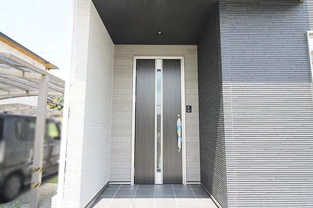 住まう人も来客も入った時にワクワクさせてくれるオシャレな玄関。