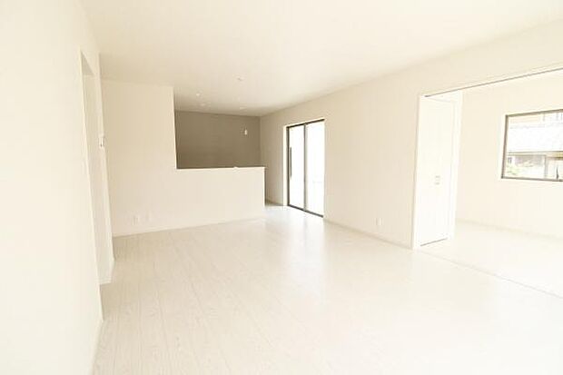 オープンカウンターで広がりと一体感のあるリビングダイニングキッチン。家事動線にこだわった間取りです。