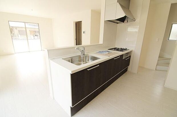 キッチンスペースもゆったり!うれしい浄水器付システムキッチン♪使いやすさを優先したオールスライド収納です^^