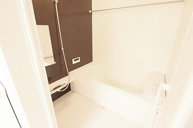 大人が足を伸ばしても入れる広々とした浴槽♪肩まで浸かって体全体をしっかり温められます。