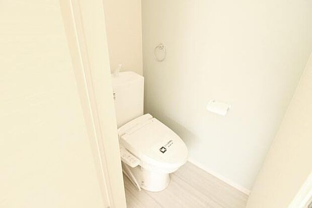 温水洗浄便座付きのトイレで、一年を通して快適にご利用できます。