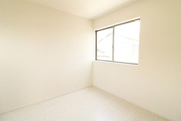 ナチュラル感のある洋室は、自分好みのインテリアが楽しめます♪ご家族とインテリアや家具を選びに行くのは購入時の醍醐味の一つです。