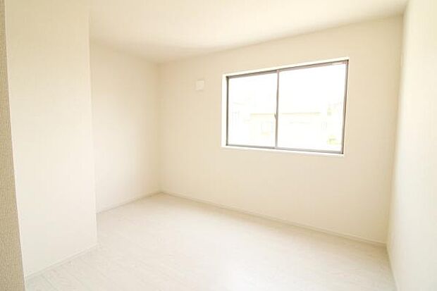 心地よい自然光に包まれる洋室。お気に入りのインテリアに囲まれながら、ゆっくりとプライベートな時間をお楽しみいただけます。