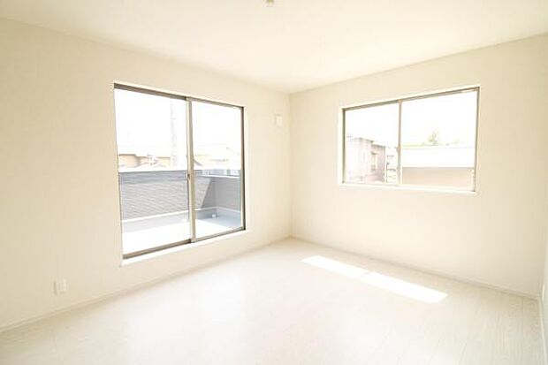 バルコニーに面した明るい居室です♪2面採光で風通しもよし!